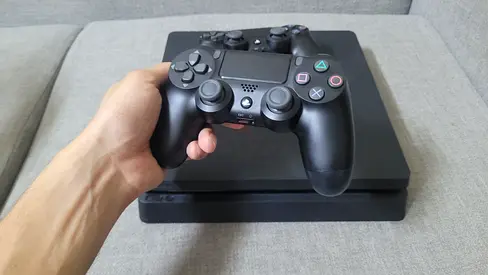 Ps4 slim plus 2 controllers like new