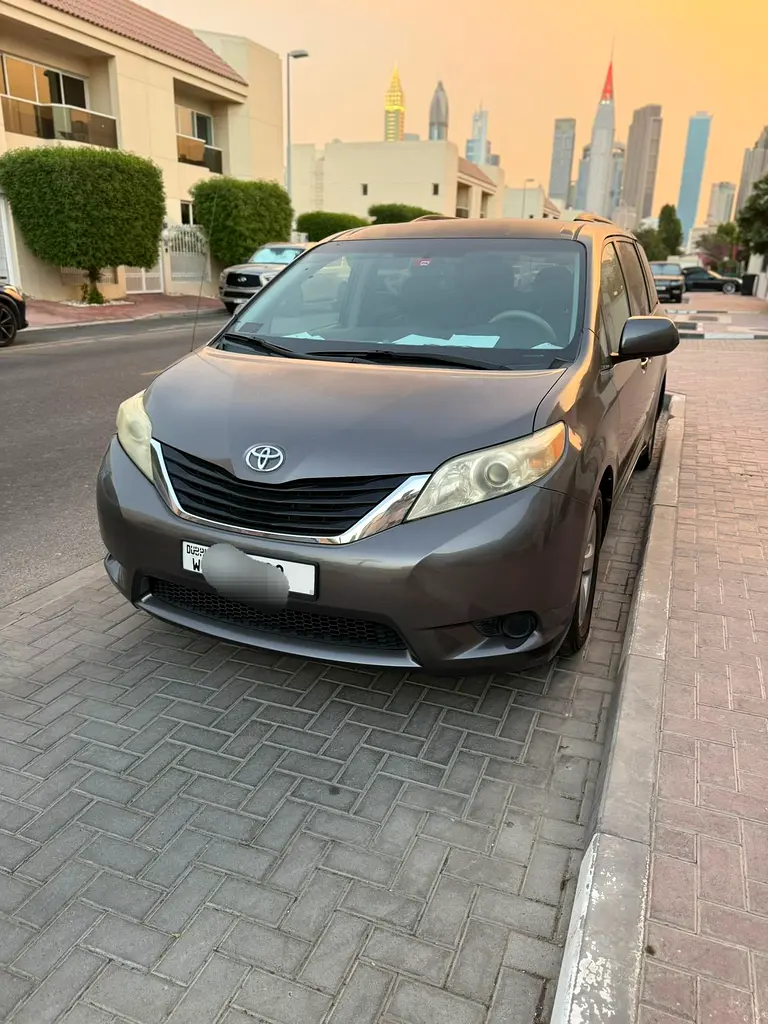 Toyota Sienna 2013 — photo 1 of 9