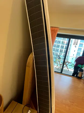 Queen-size mattress in good condition (spring/foam hybrid)