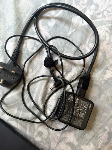 ASUS laptop charger / power adapter with UK plug