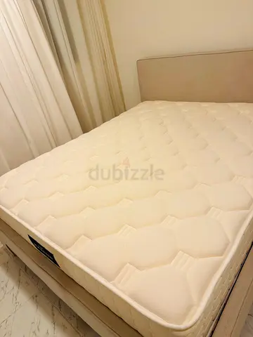 سرير بيج ومرتبة 160/200 جديدين من بان هوم Beige bed and 160/200 mattress