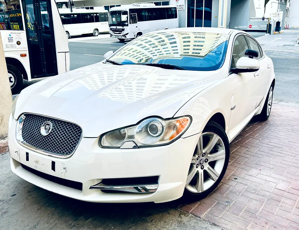 Jaguar XF 2010 — photo 1 of 18