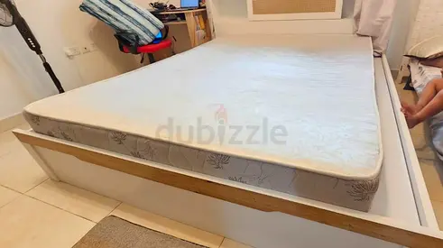 Queen size matress,5 years old, selling due to upgraded to king