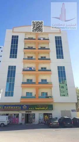 شقة على الشارع الرئيسي غرفه وصاله موقع ممتاز ومساحه واسعه
