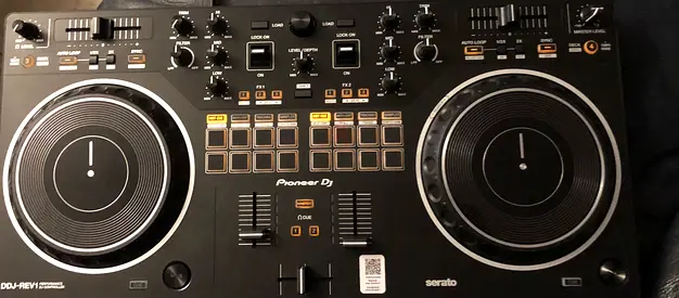 Pioneer Ddj-Rev1 DJ set up
