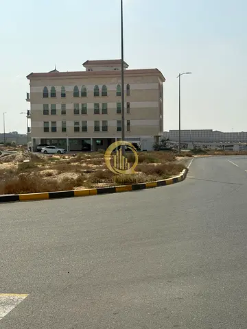 للبيع ارض زاوية في مدينه تلال مقابل مشروع مسار  المساحة 5382 قدم  موقع ممتاز جدا في zone b تاني قطعه من شارع العام سهله الدخول و الخروج  التصريح G+ 3
