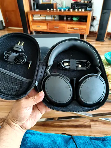 Sennheiser Momentum 4 like New