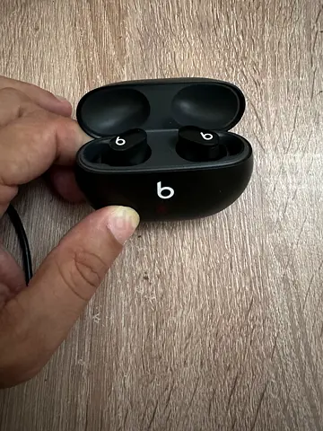 Beats wireless earbuds with charging case - good working condition