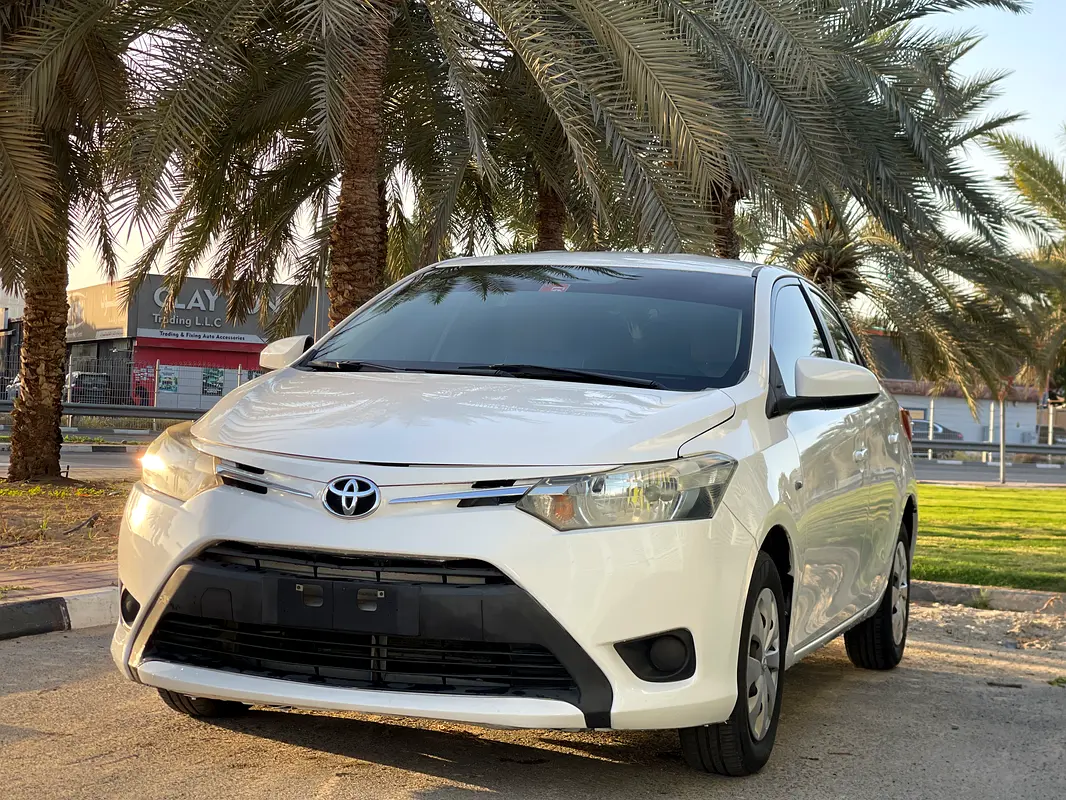 Toyota Yaris 2017 — photo 1 of 9