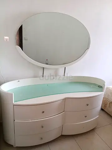 Free dressing table