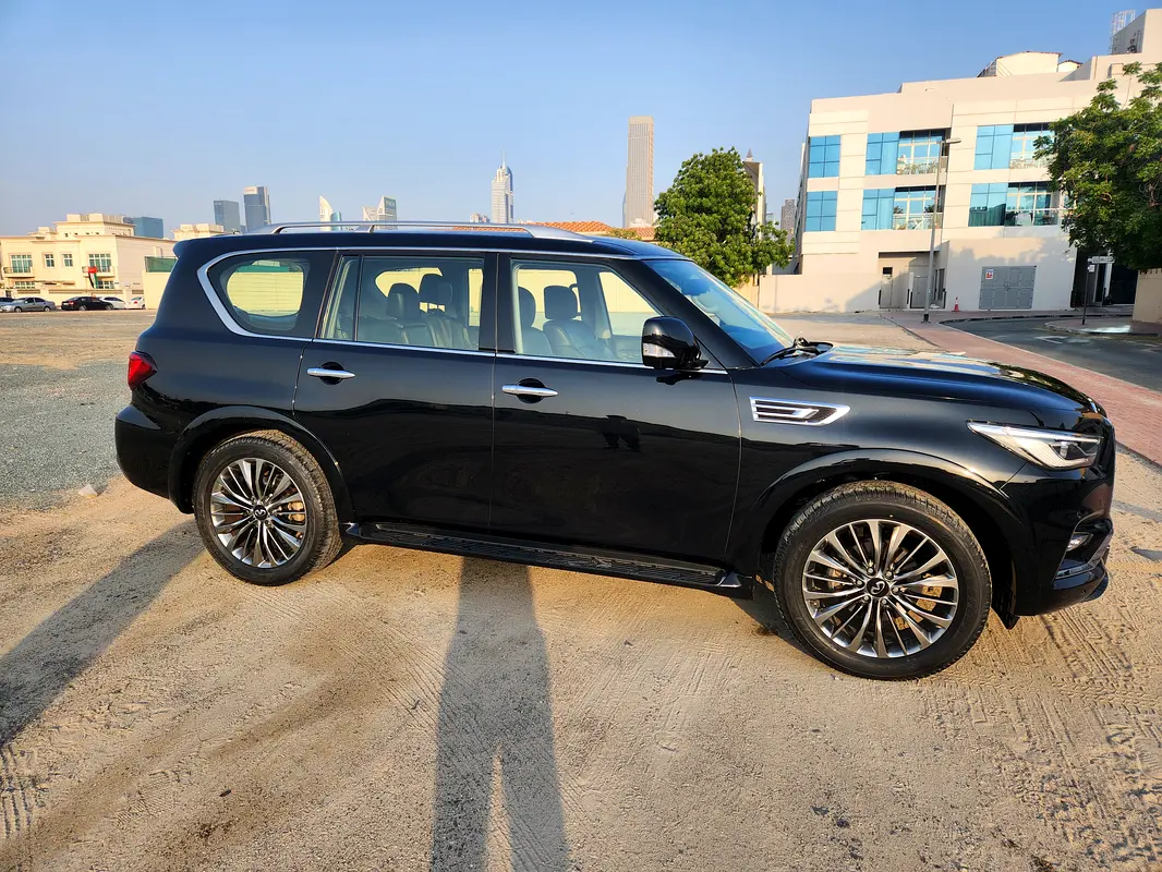 Infiniti QX80 2021 — photo 1 of 9