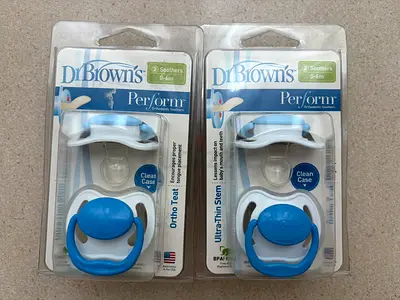 Dr Browns 4 x Pacifiers 0-6m with cases BRAND NEW