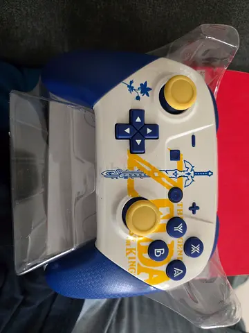 The Legend of Zelda themed wireless controller (USB) - Good condition