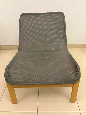 Lightwood frame lounge chair with grey mesh seat (used)