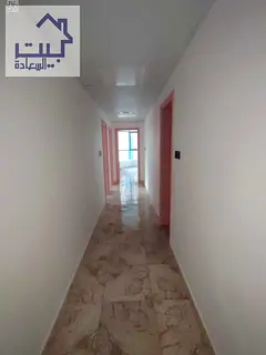 For annual rent: spacious apartment with flexible payment plans, located near Al-Hikma School. It fe