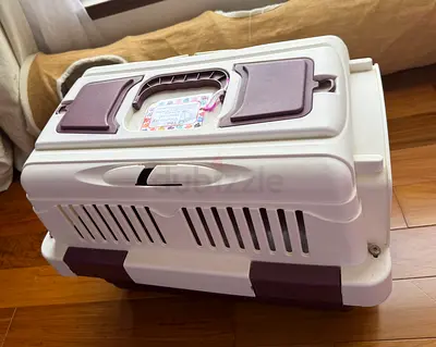 Plastic Pet Carrier / Travel Crate - Good Condition