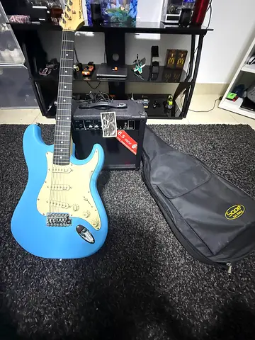 SQOE electric guitar with amplifier