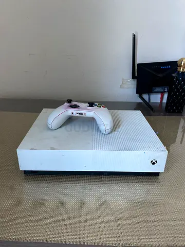 Xbox One S (White) with Wireless Controller - Good Working Condition