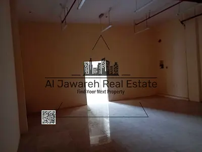 كود 3176 – مستودع للإيجار في عجمان الصناعية، يتميز بموقع حيوي قريب من جميع الخدمات  والطرق  الرئيسية، مما يجعله خيارًا مثاليًا لمختلف الأنشطة التجارية