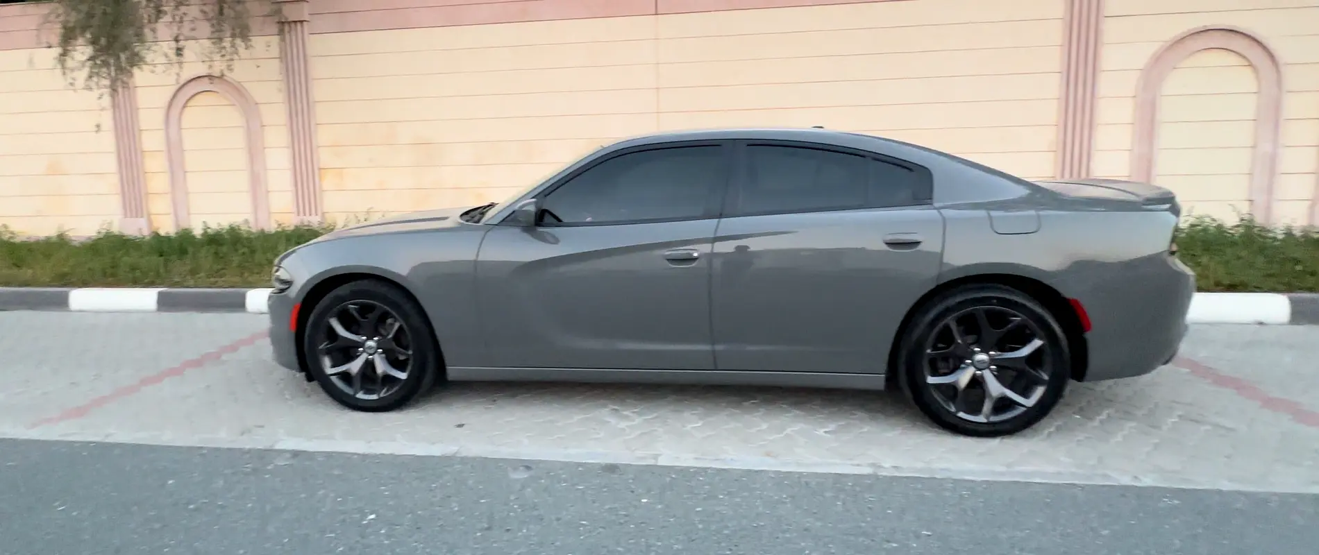 Dodge Charger 2017 — photo 1 of 8