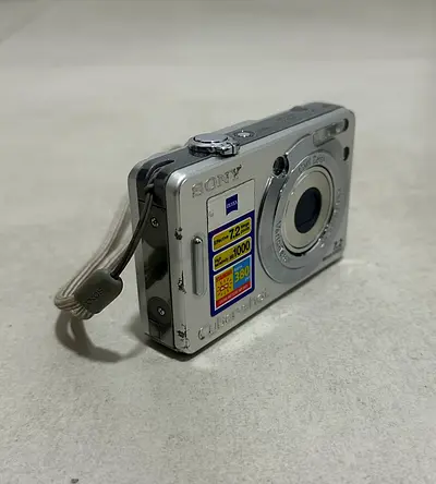 Sony Cyber-shot DSC-W70 Digital Camera - Silver 7.2 MP, 3x Optical Zoom 2.5 LCD
