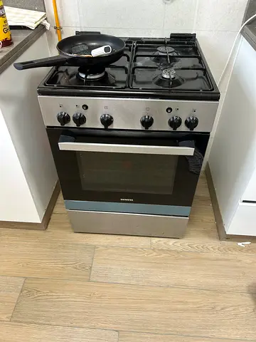 Siemens Used freestanding gas cooker with oven - good working condition