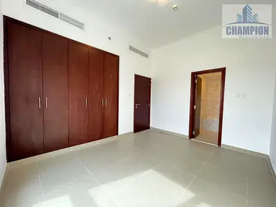 شقة فاخرة مكونة من غرفتي نوم وصالة مع شرفة وموقف سيارات مغطى متاح