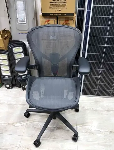Selling herman miller remasterd chair.fully loaded size C