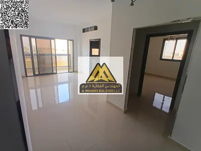 شقة مميزة للإيجار السنوي في منطقة العالية بعجمان، بمساحة كبيرة وموقع حيوي على مخرج الشارقة ودبي، وقريبة من جميع الخدمات، داخل بناية عائلات.