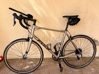 Fuji road bike with clip-on aero bars - good condition, shimano pedals, size XL