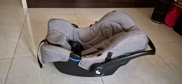 Infant rear-facing car seat / baby carrier in good condition