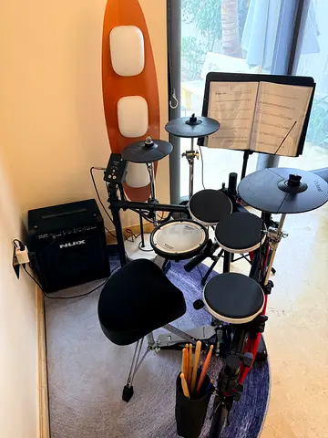 Roland V-drum Electronic Drum Kit with Amp, Sticks and Speaker (excellent Condition)
