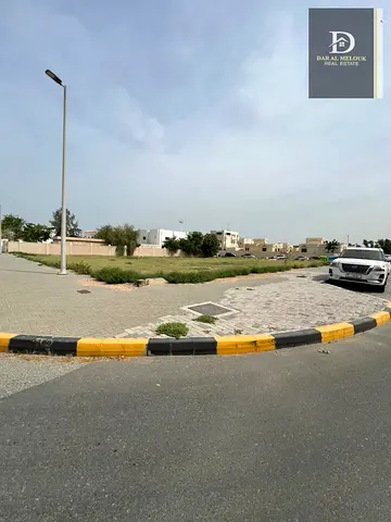 � أرض زاوية نادرة على 3 شوارع – أفضل موقع في الفلج / الشارقة 🔥