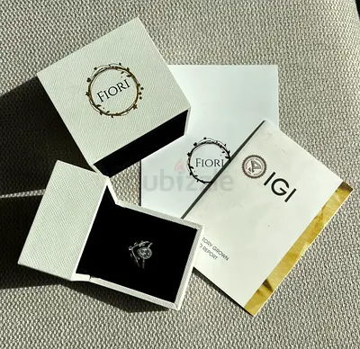 Ring set in white 18K gold with lad diamond