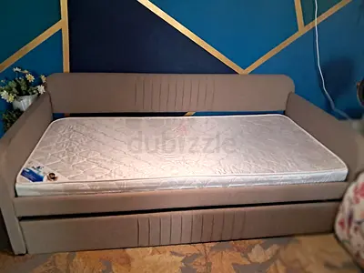 Single daybed with pull-out trundle and mattress — good condition