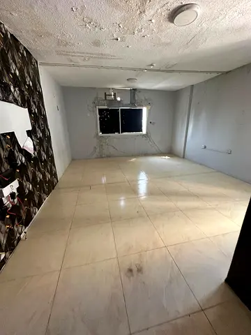 ارقى وافخم  استوديو في الشارقة للايجار ، المجاز 2، مناسب للعزاب، موقع مميز على الشارع الرئيسي، مساحة جيدة، حمام واحد، صيانة مجانية، تأمين 5%، السعر 23