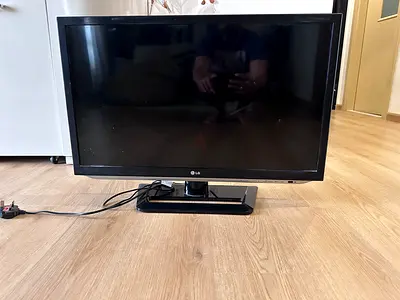 LG 32 inch LED 3 D TV - Good Working Condition