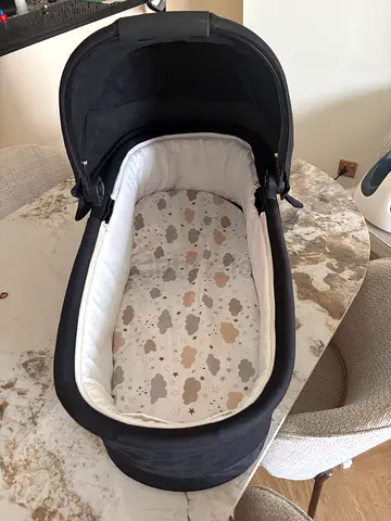 CYBEX Black carrycot/bassinet with mattress + stroller adaptors - more photo available