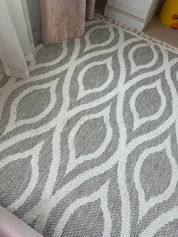 Light grey and white geometric area rug - good condition