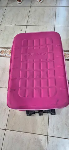 Used pink carry-on suitcase with spinner wheels - good conditionشنطة سفر كبيرة بعجل لون فوشيا – حالة