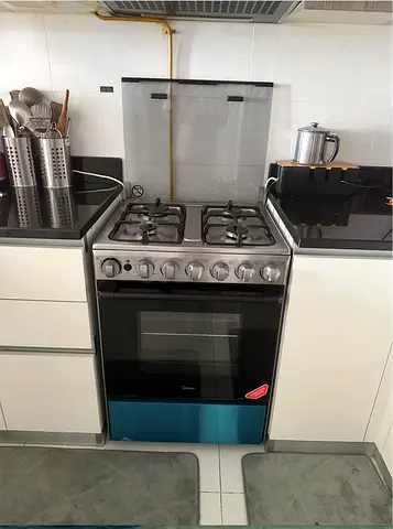 Used freestanding gas cooker with oven - good working condition