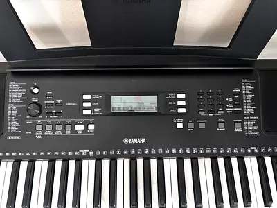 Yamaha PSR-E373 61-Key Portable Keyboard - Excellent Condition
