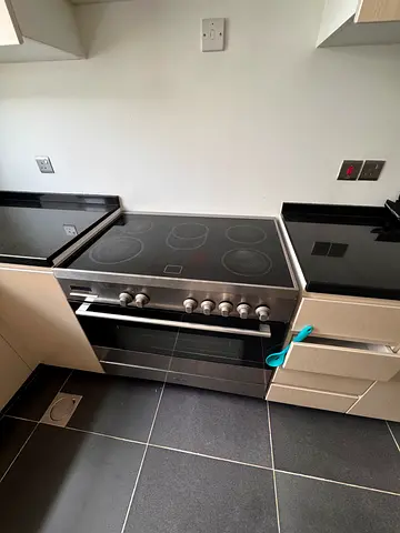 Electric ceramic hob cooker with built-in oven - usable condition, door needs tightening.