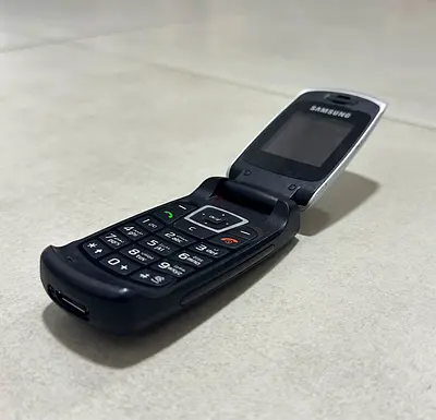 Samsung SGH C270 - Mobile phone - GSM - Flip Phone - white silver
