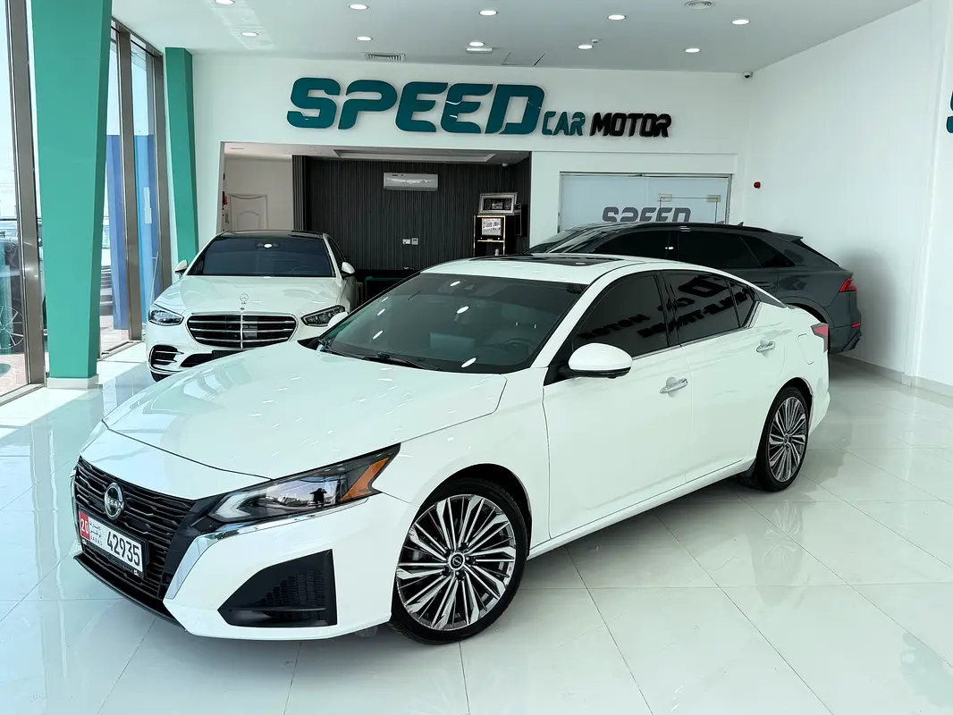 Nissan Altima 2023 — photo 1 of 11