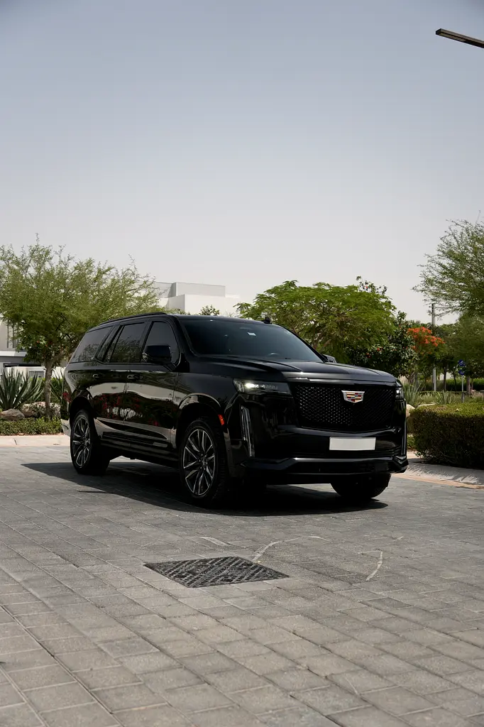 Cadillac Escalade 2023 — photo 1 of 17