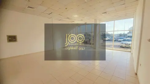 المساحة الداخلية عملية ومفتوحة، مما يمنحك حرية كاملة في ترتيب المكان حسب احتياجاتك، سواء لتخزين البضائع أو تركيب المعدات
