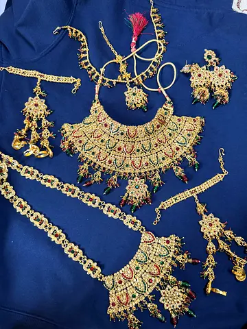 Traditional Indian bridal gold-tone necklace set with earrings, maang tikka and accessories (used)