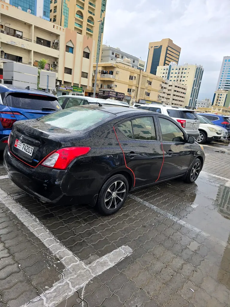 Nissan Versa 2012 — photo 1 of 5