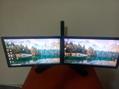 Dell Workstation (Precision 5810) with two Monitors